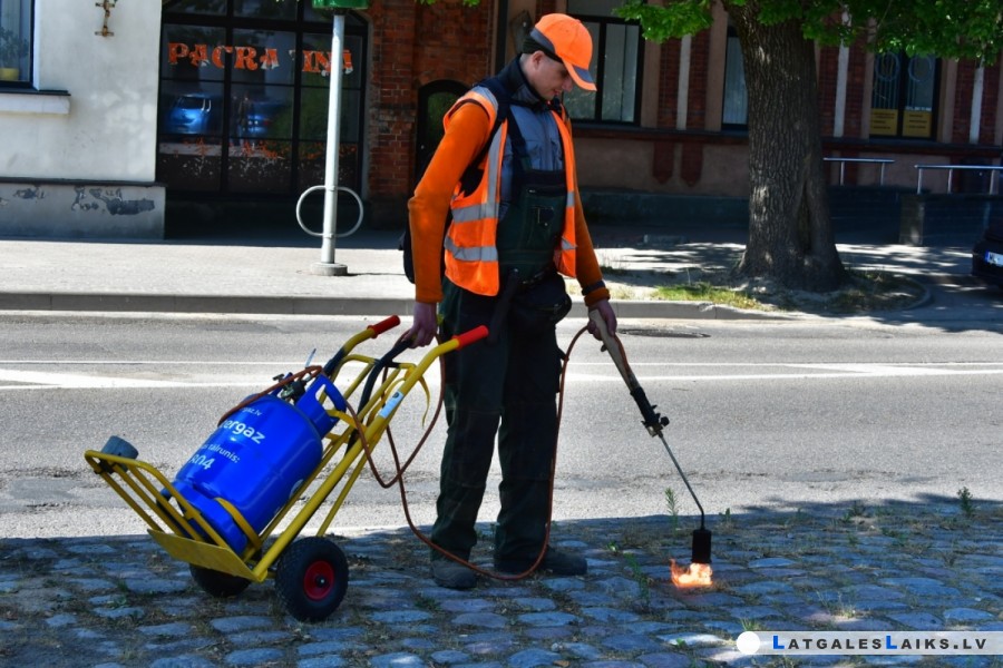 В Екабпилсе брусчатку чистят методом обжига