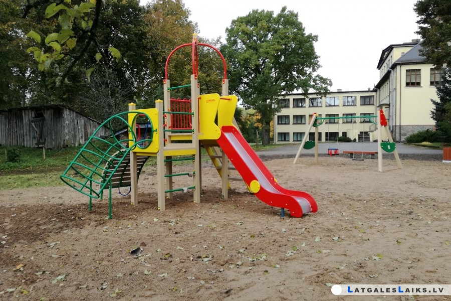 Pabeigti bērnu laukuma “Mazputniņš” uzstādīšanas darbi