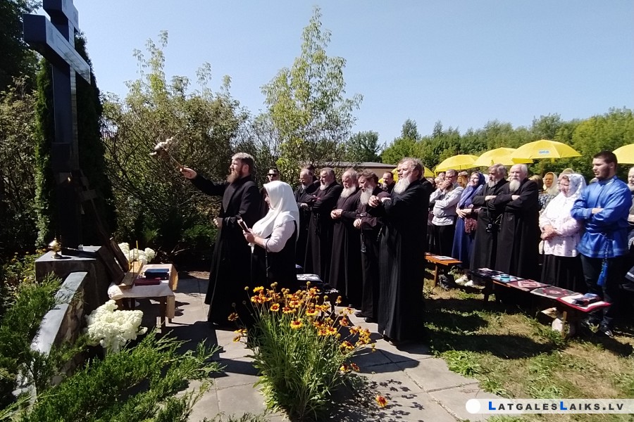 Vecticībnieki vienojās kopīgā lūgšanā pie krusta Daugavpilī