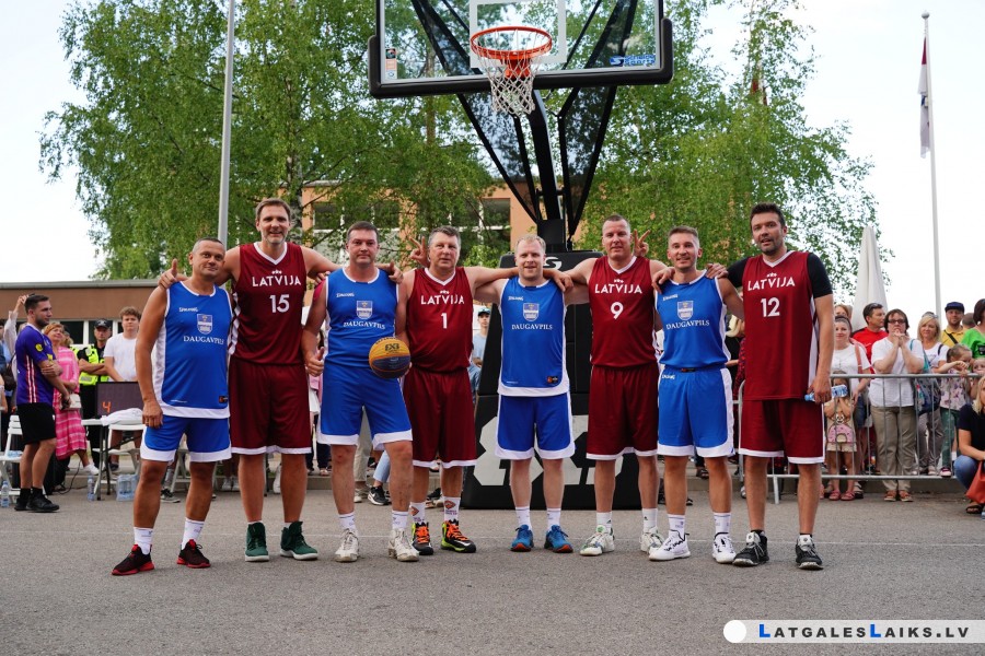 Daugavpils pašvaldība parakstīja sadarbības līgumu un… zaudēja basketbola spēlē
