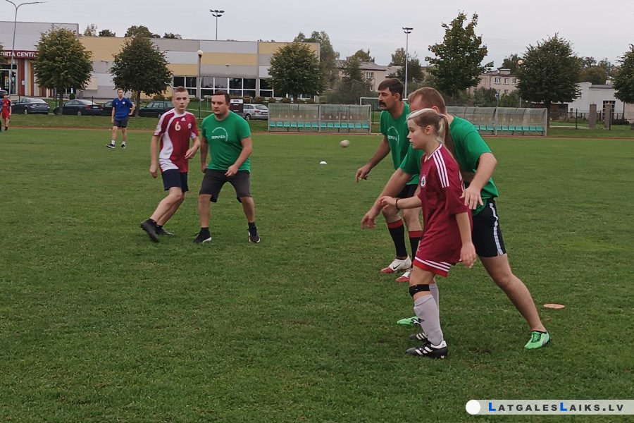 Futbols ar deputātiem: gadi lika sevi manīt
