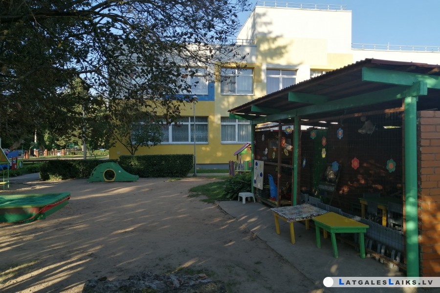 Draudi Latvijas bērniem: realitāte vai viltus ziņas