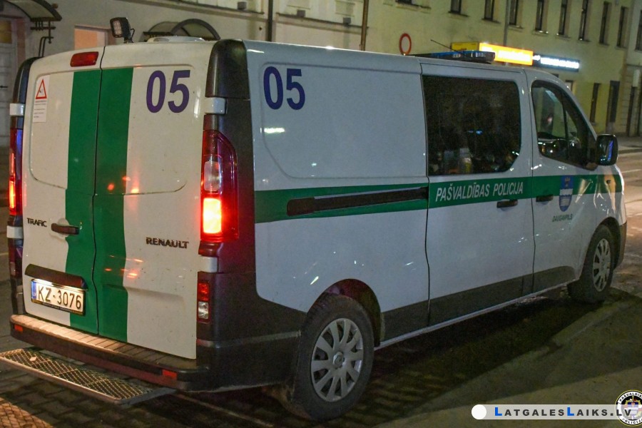 Pašvaldības policisti Daugavpils centrā aiztur agresīvu jaunieti