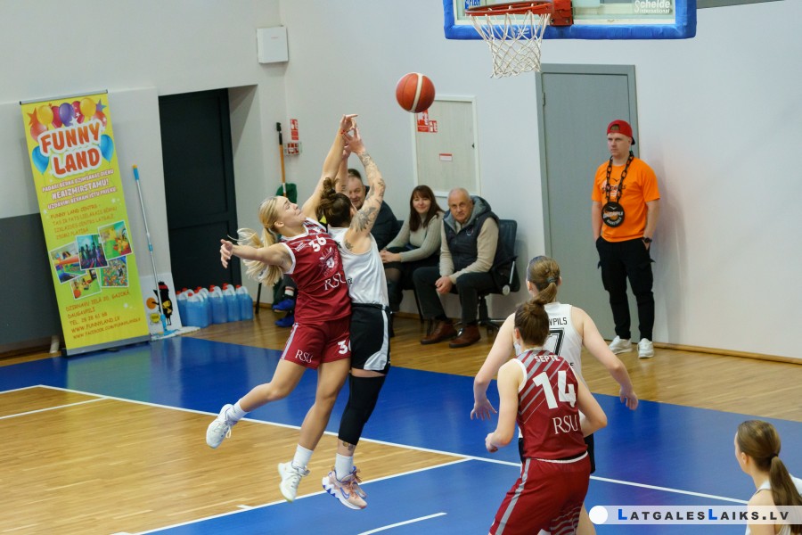 Vai basketbolistēm tiesneši nozaga piecas spēles minūtes?