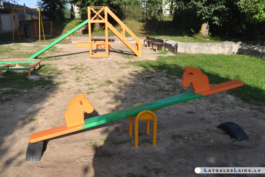 Krāslavieši atjaunoja rotaļu laukumu