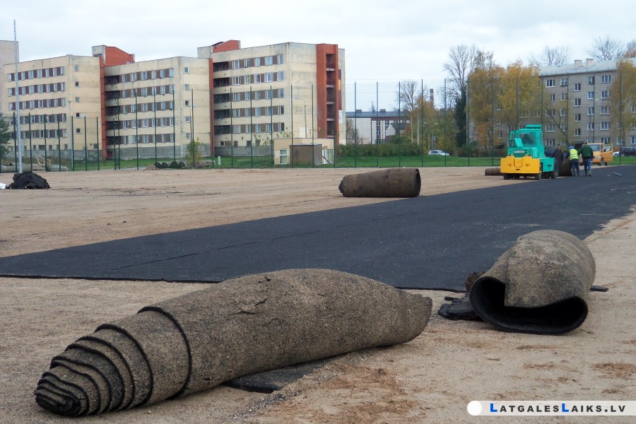 Stadiona seguma nomaiņa apturēta