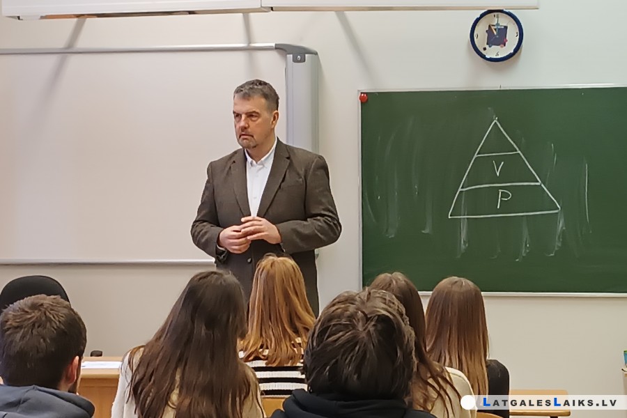 Политолог И. Иябс рассказал о функциях Европарламента