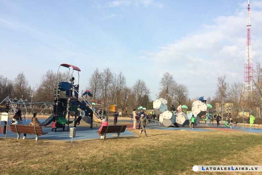 Televīzijas tornis, dzelzceļa stacija, autoosta, pirts…