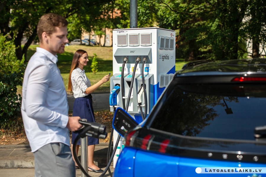Elektroauto uzlādes stacijas: praktiski padomi par uzlādes staciju atrašanu un izmantošanu