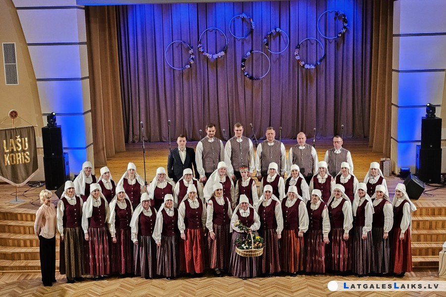 Gadu simts kopā ar dziesmu