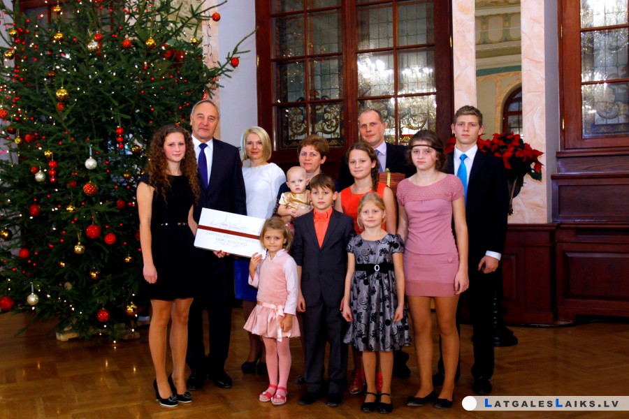 Ģimene lepojas ar astoņiem bērniem