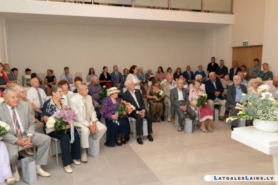 Золотые и бриллиантовые пары собрались в загсе