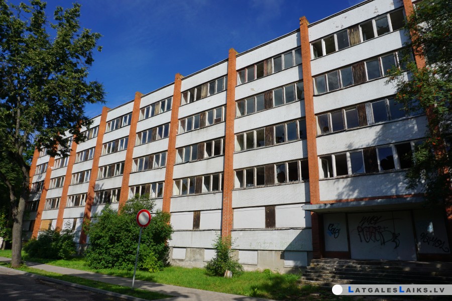 Pašvaldība izpirks pamesto kopmītnes ēku