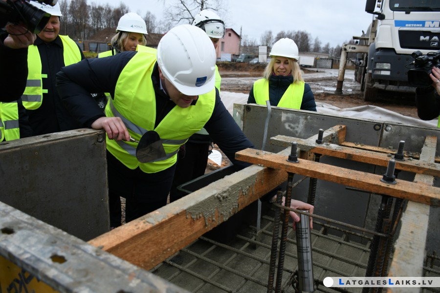ALTOP industriālā parka pamatos iemūrēja kapsulu ar vēstījumu