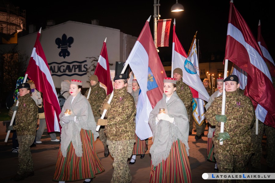Varoņu piemiņai iedegās simtiem lāpu