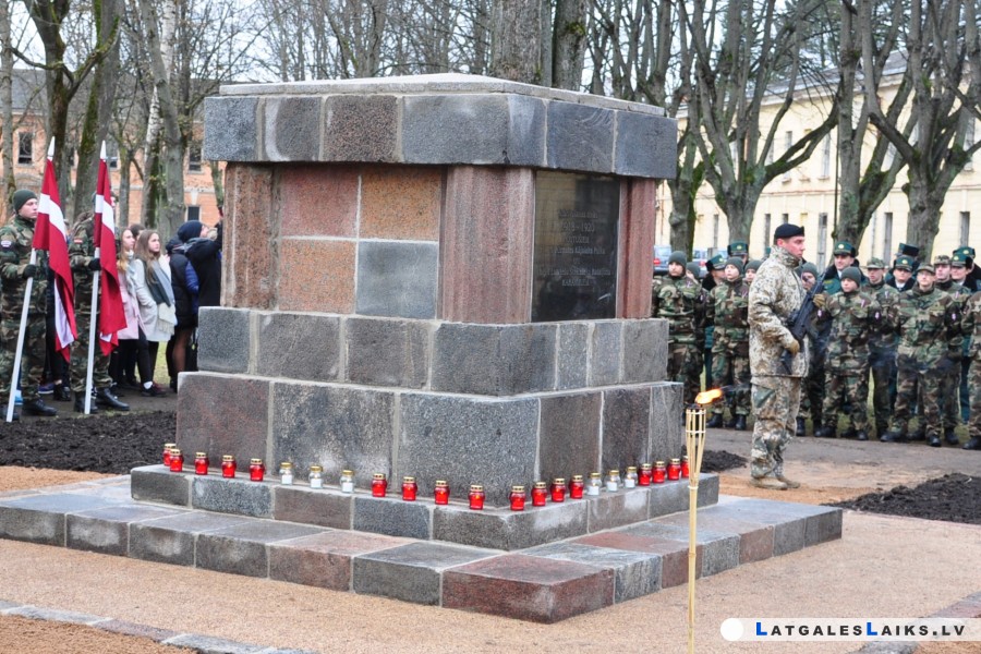 Daugavpils cietoksnī atzīmēja 10. Aizputes kājnieku pulka pieminekļa simtgadi