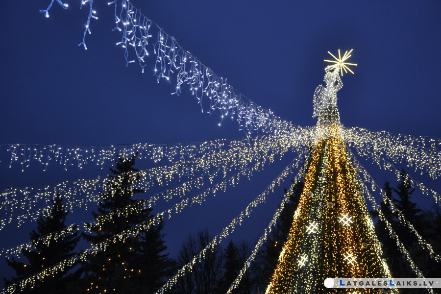 Daugavpilī iemirdzēsies galvenā Ziemassvētku egle