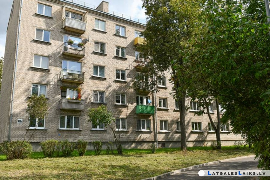 Daudzstāvu māju iedzīvotāji nevēlas maksāt nomu un masveidā izpērk īpašnieku zemi