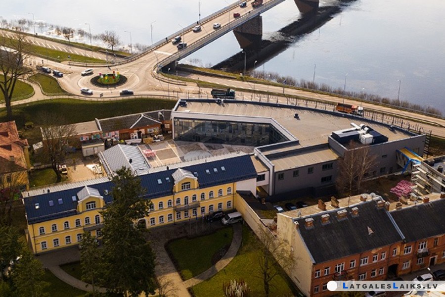Saules skola turpina attīstīties