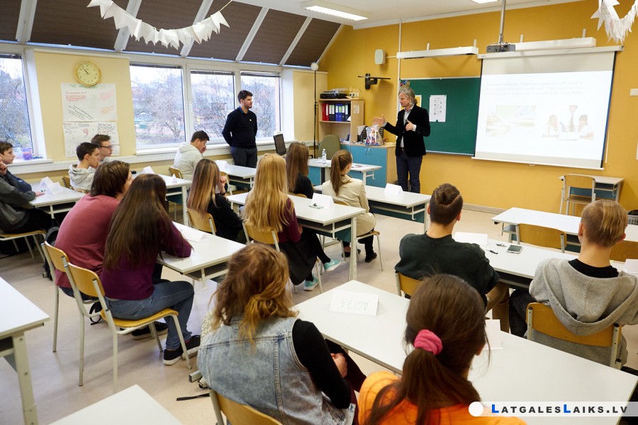 Jauniešus aicina “pielaikot” finanšu jomas profesijas