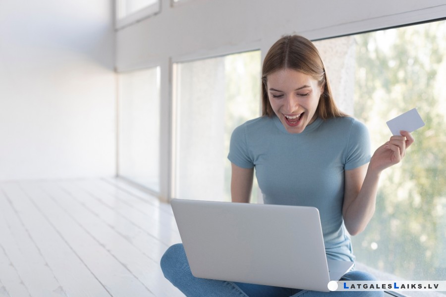 Mūsu naudas tērēšanas paradumi internetā: No ērtības līdz impulsīviem lēmumiem