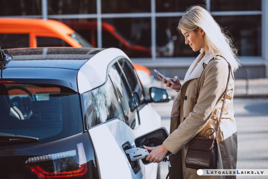 Topošā elektroauto īpašnieka ceļvedis: no izvēles līdz uzlādei