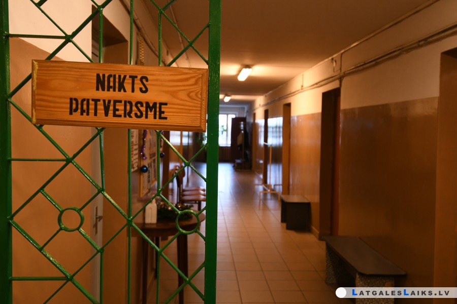 Nakts patversme turpina sniegt atbalstu cilvēkiem bez pajumtes