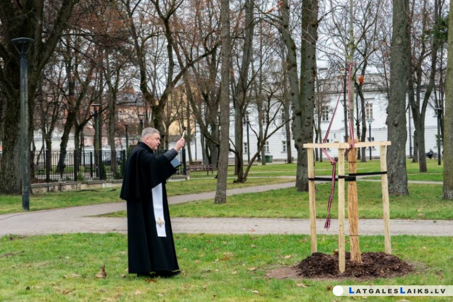 Daugavpilī īstenots izsūtīto tautiešu testaments — iestādīts ozols