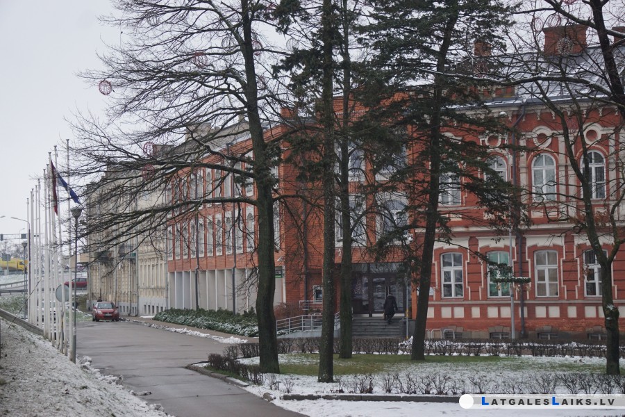 Vēsturisko skvēru pie domes labiekārtos