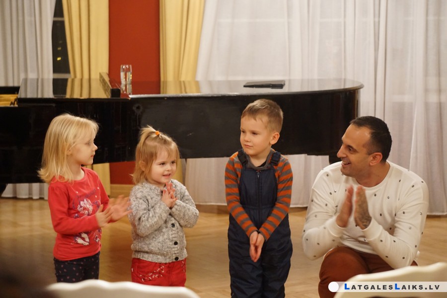Dziedot vāca ziedojumus Latgales bērniem