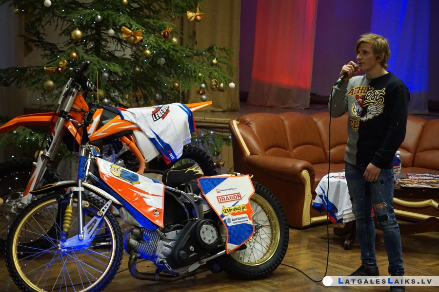 Mērķtiecība, atbalsts un motocikli zem eglītes