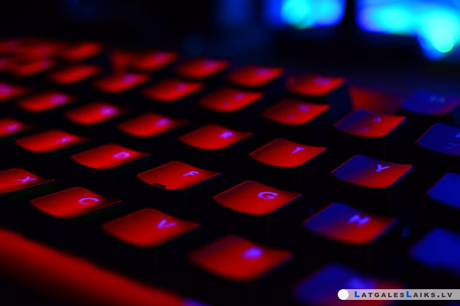 Ģimenēm uzdāvināja datorus