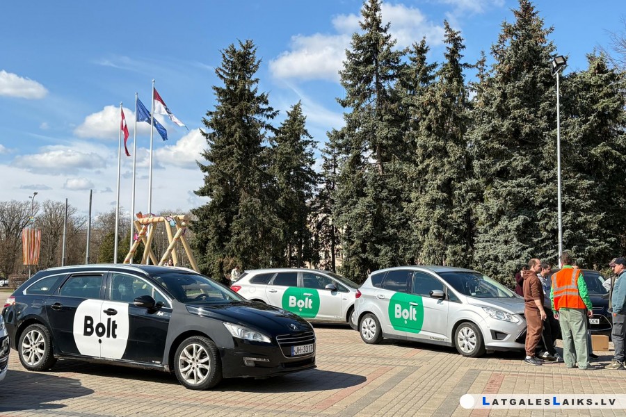Taksisti Latvijā protestē pret platformas “Bolt” darba nosacījumiem