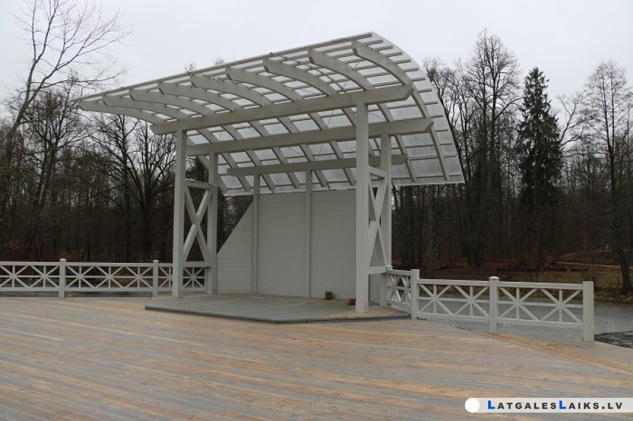 Preiļu parkā uzbūvēta vasaras estrāde