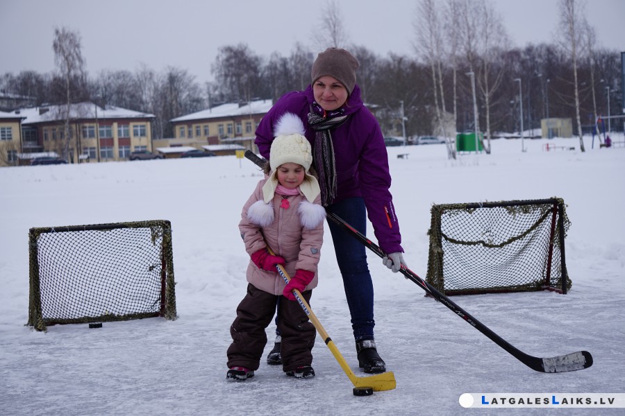 Ziemas sporta diena – slēpes, lidojoši zābaki un sniega volejbols