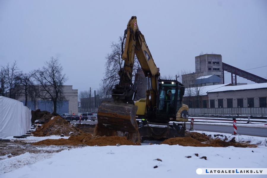 Transporta mezgla celtnieki slēdz Smiltenes un Malu ielu