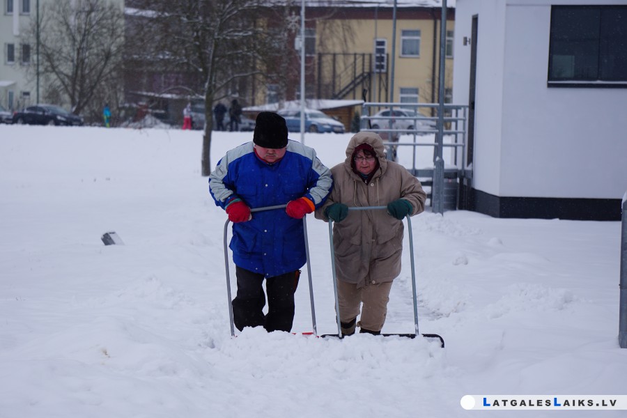 Pilsētnieki sūdzas par sētnieku darbu