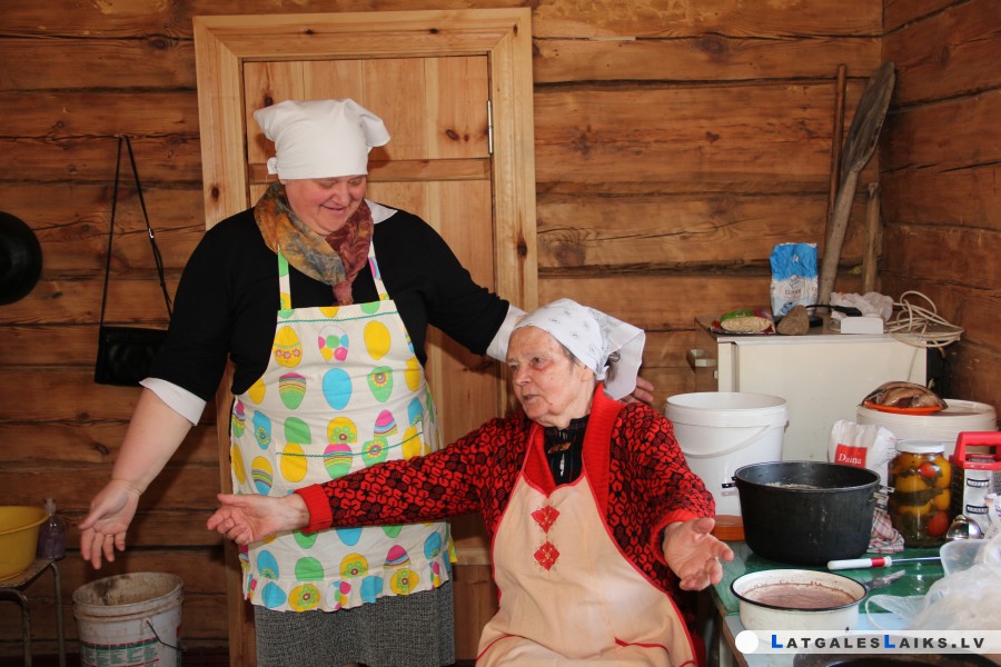 Vijoles pavadījumā tapa tatarons un spalvainās kļockas