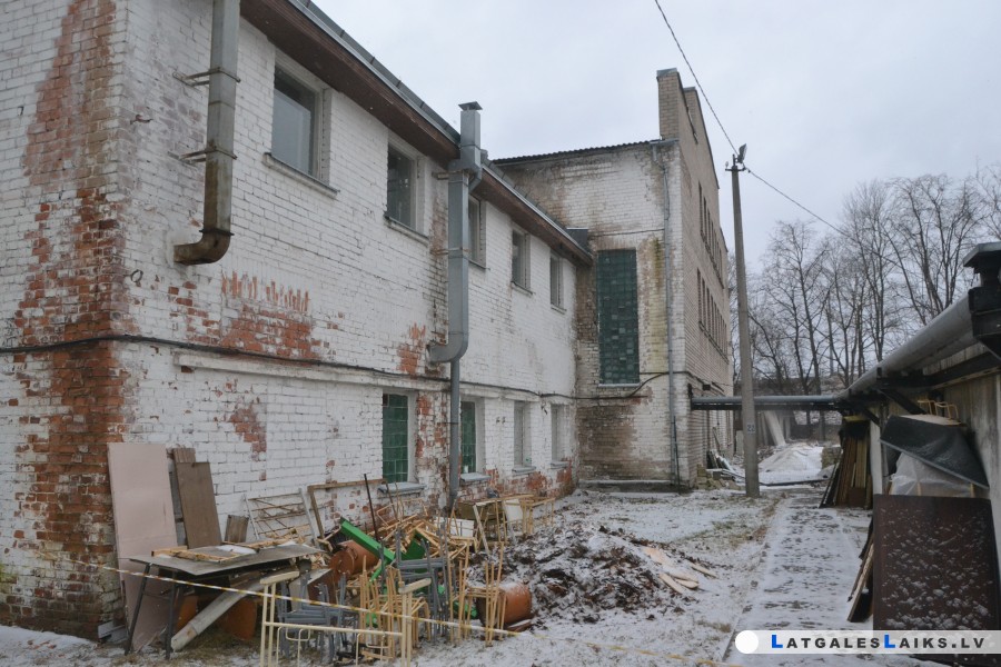 Sporta zāles renovācijas izmaksas aizvien pieaug