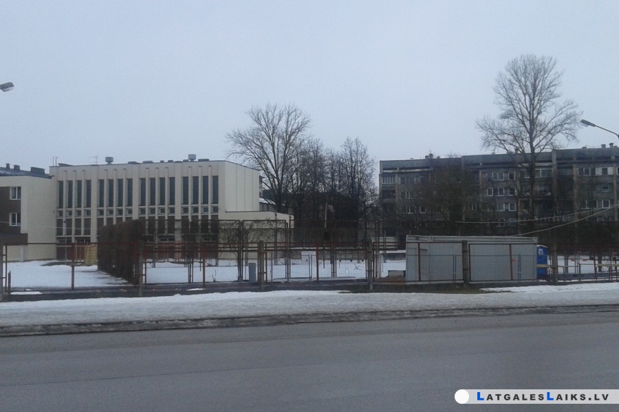 Skolas stadiona vietā – stāvvieta