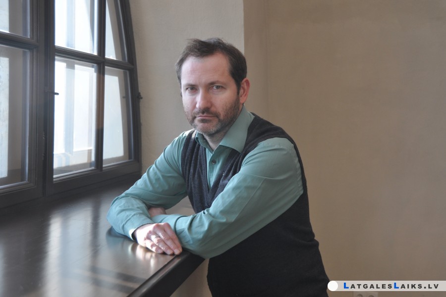 Māris Čačka audeklus rotā ar dialogiem