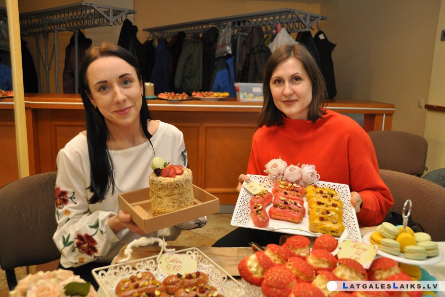 Viesus cienā ar „akmentiņiem” un kūkām