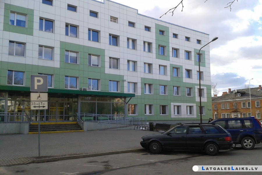 Stāvvietu skaits pie poliklīnikas nepieaugs