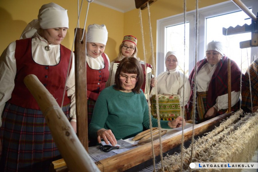 Kalupē godā ceļ stelles un darina balto galdautu Latvijas simtgadei