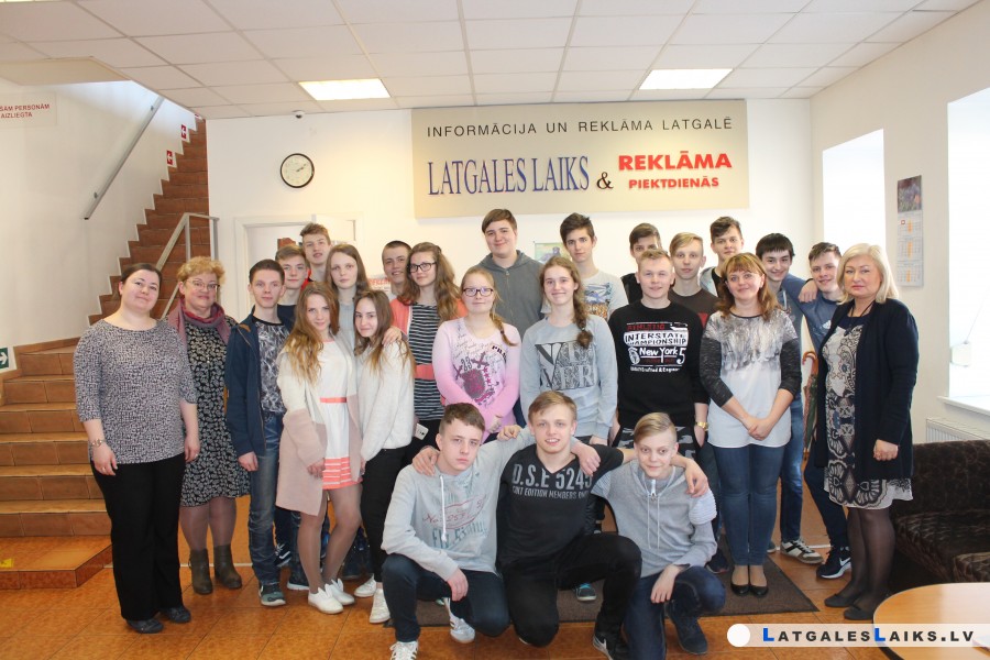 Vienības pamatskolas skolēni iepazīst avīzes redakcijas darbu