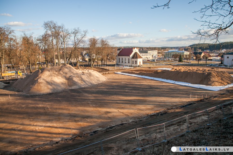 Krāslavas pils parkā top jaunais stadions