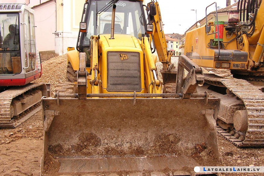 Autobraucējiem jārēķinās ar ceļu būvdarbiem un satiksmes ierobežojumiem