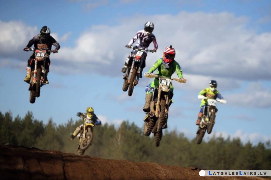 Motosportisti uz Lietuvas pjedestāla