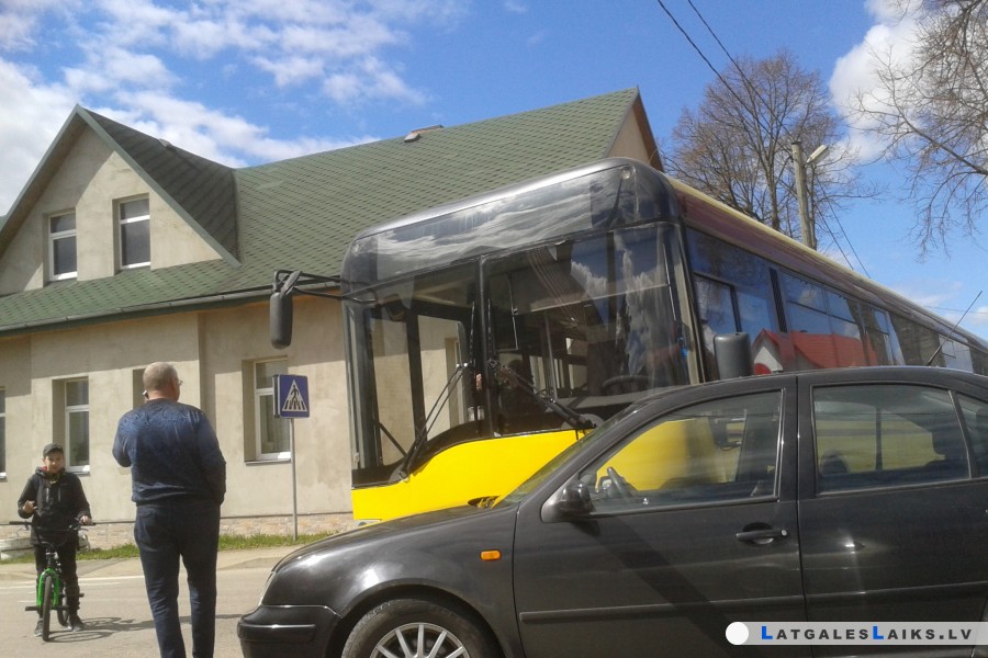 Grīvā VW saskrējās ar autobusu