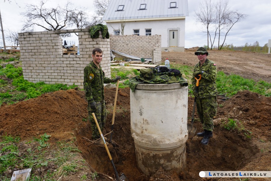 NATO karavīri palīdz dzīvnieku patversmei